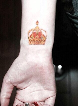 点击大图看下一张：手腕小小的皇冠纹身图6