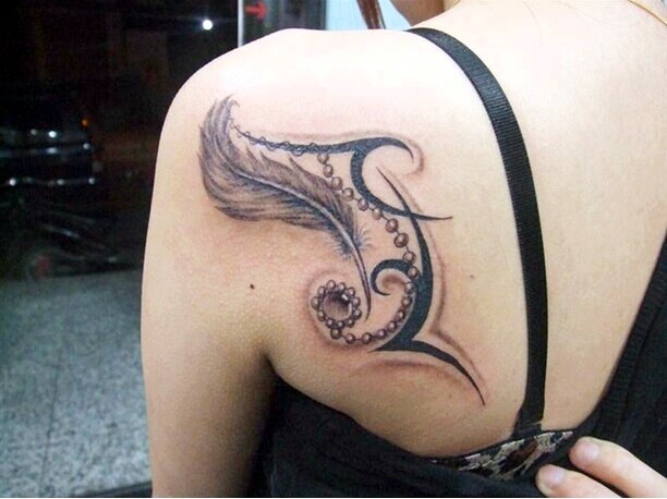 点击大图看下一张:漂亮时尚的肩部羽毛刺青图2