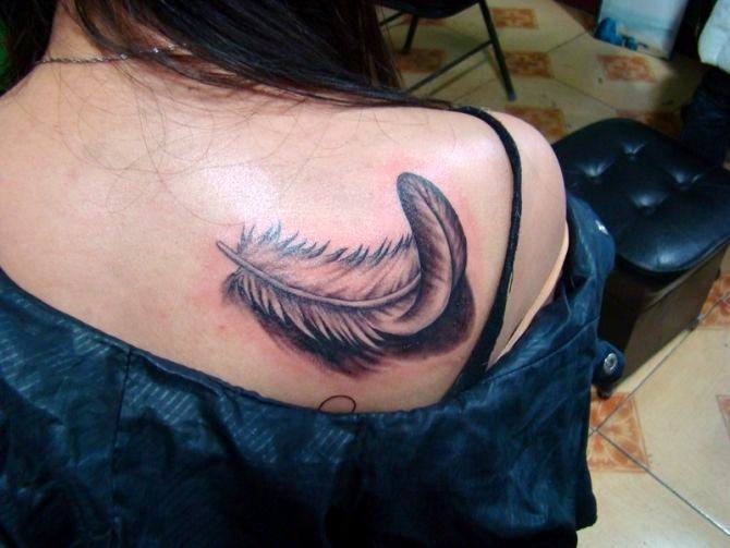 点击大图看下一张:漂亮时尚的肩部羽毛刺青图3