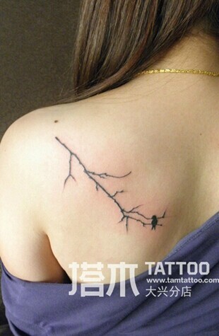 点击大图看下一张：女孩后背树枝小鸟图腾纹身