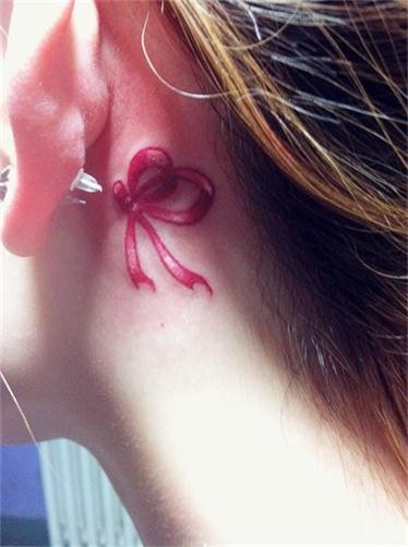点击大图看下一张：女孩耳朵后面小小的蝴蝶结纹身