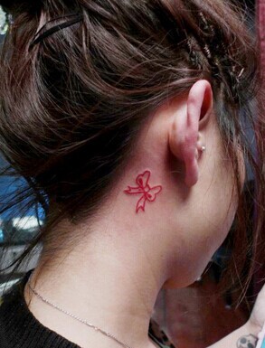 点击大图看下一张：女孩耳朵后面小小的蝴蝶结纹身图3