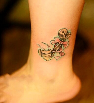 点击大图看下一张：漂亮个性的脚踝钥匙纹身