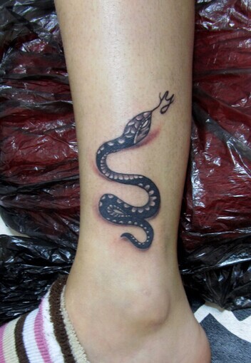 点击大图看下一张：脚踝小小的蛇纹身