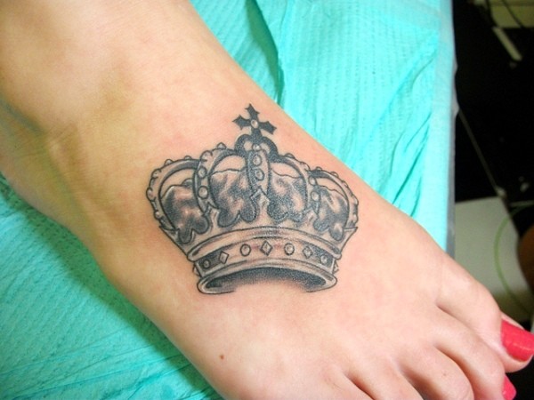 点击大图看下一张：脚背漂亮时尚的皇冠纹身