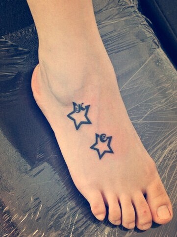 点击大图看下一张：脚背小小的星星刺青