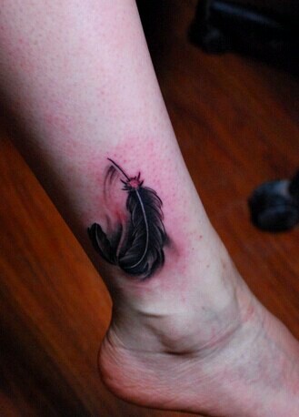 点击大图看下一张：大受喜爱的羽毛纹身