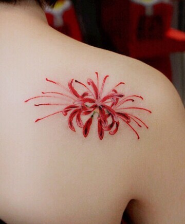点击大图看下一张:肩部妖艳的彼岸花刺青图5