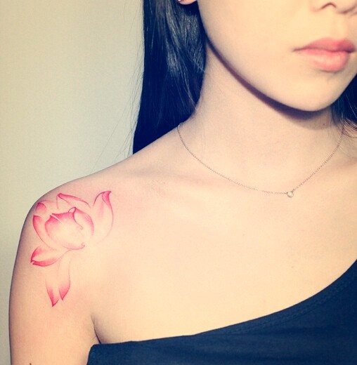 点击大图看下一张:唯美漂亮的肩部莲花刺青图3
