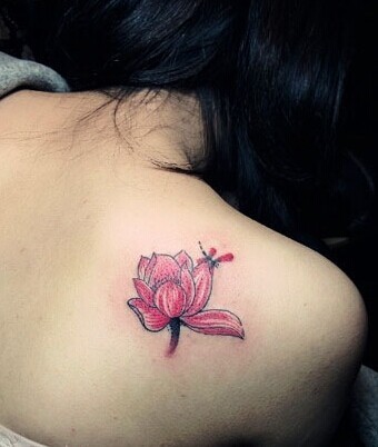 点击大图看下一张:唯美漂亮的肩部莲花刺青图2