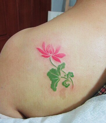 点击大图看下一张:唯美漂亮的肩部莲花刺青图4