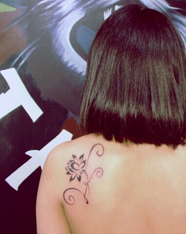 点击大图看下一张:唯美漂亮的肩部莲花刺青图6