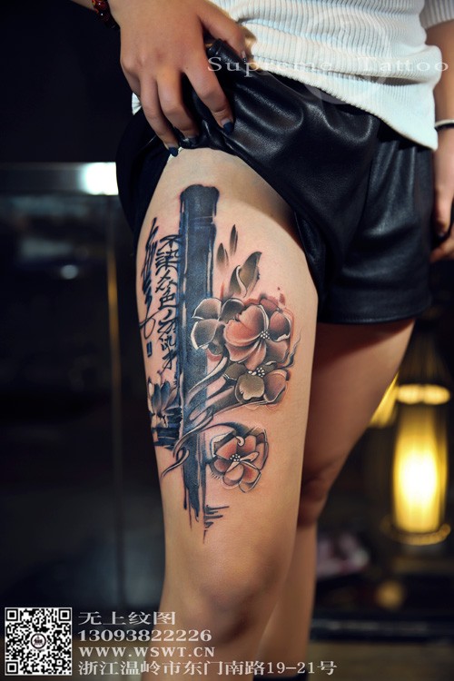 点击大图看下一张：女生大腿花朵书法纹身图3
