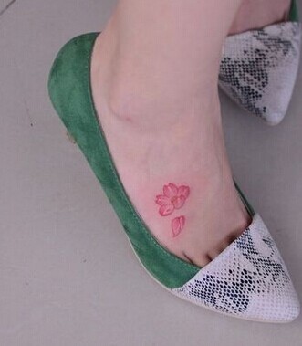 点击大图看下一张：脚背小巧拍漂亮的樱花刺青