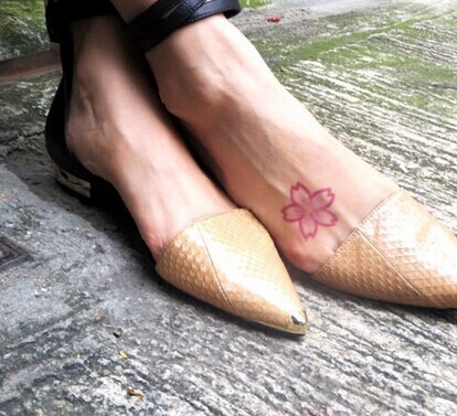 点击大图看下一张：脚背小巧拍漂亮的樱花刺青图2