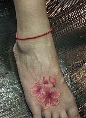 点击大图看下一张：脚背小巧拍漂亮的樱花刺青图5