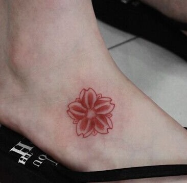 点击大图看下一张：脚背小巧拍漂亮的樱花刺青图8