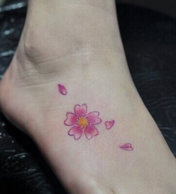 点击大图看下一张:脚背小巧拍漂亮的樱花刺青图10