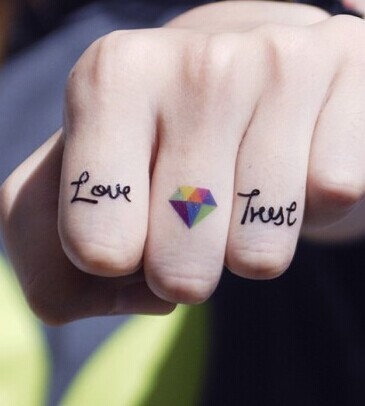 点击大图看下一张:小巧漂亮的钻石纹身图7