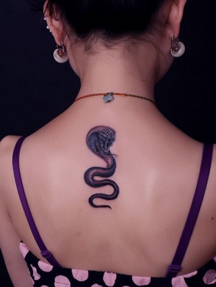 点击大图看下一张：背部小小的蛇纹身