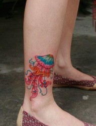 时尚漂亮的脚踝水母纹身