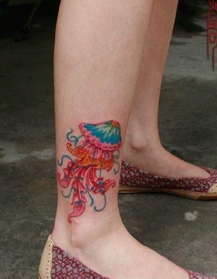 点击大图看下一张：时尚漂亮的脚踝水母纹身