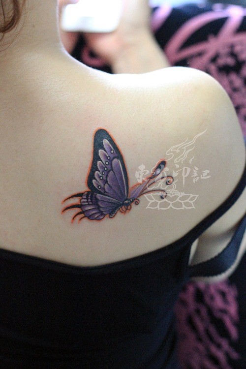 点击大图看下一张：肩膀上的蝴蝶纹身