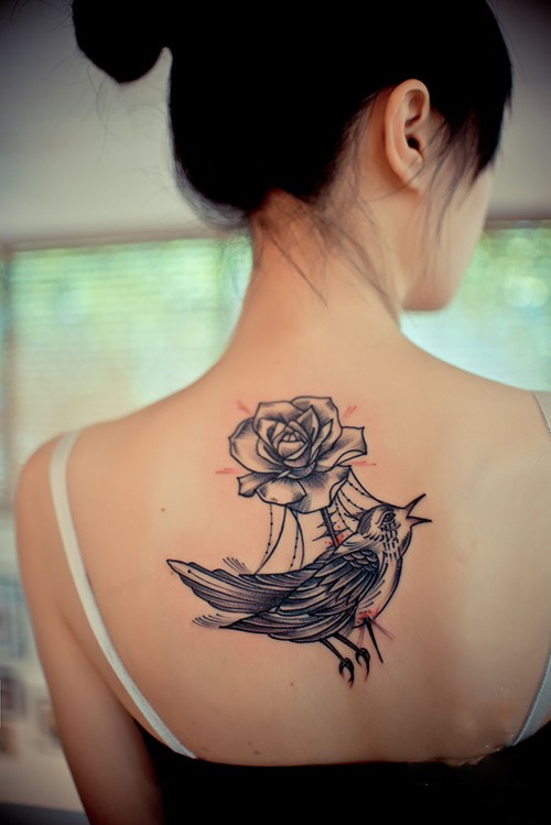 点击大图看下一张：女生背部超级唯美的纹身图案图3