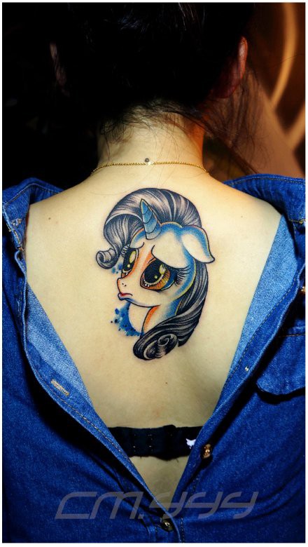 点击大图看下一张：女生背部超级唯美的纹身图案图2