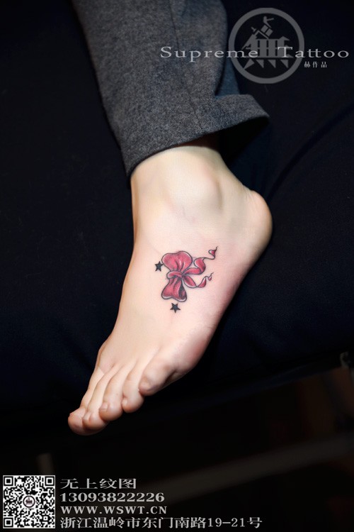 点击大图看下一张：女生脚背小清新蝴蝶结纹身