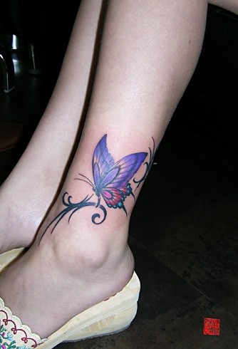 点击大图看下一张：脚踝漂亮小巧的蝴蝶纹身