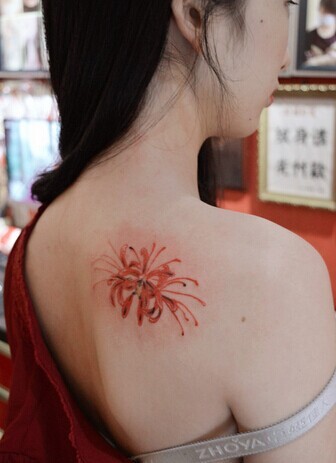 点击大图看下一张：妖艳的彼岸花刺青