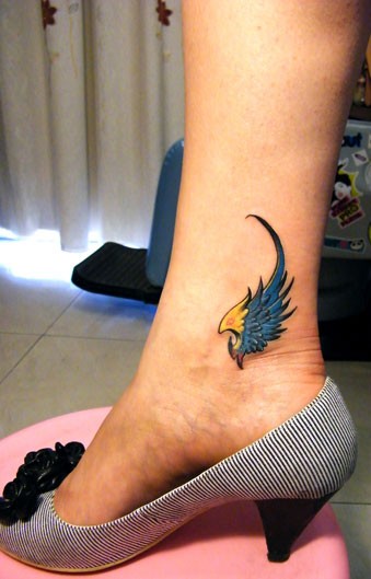 点击大图看下一张：脚踝炫酷的翅膀刺青