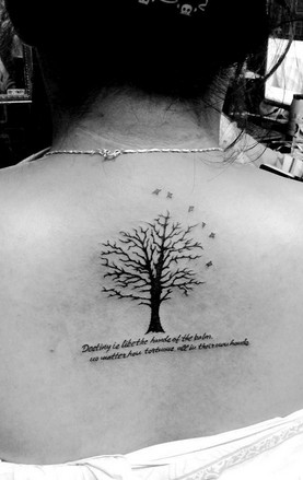 点击大图看下一张：唯美的小树纹身图5