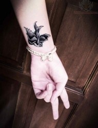 时尚的手腕燕子纹身