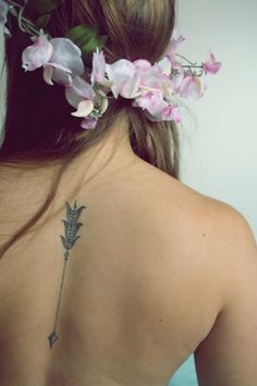点击大图看下一张：女生背部一剑穿心的纹身图案