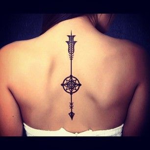 点击大图看下一张：女生背部一剑穿心的纹身图案图2