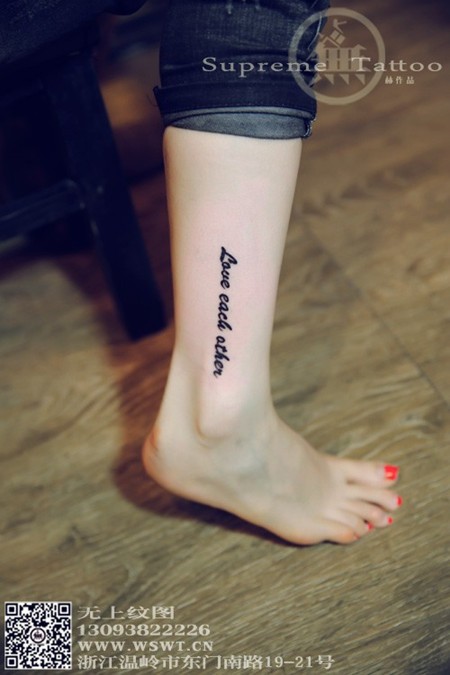 点击大图看下一张：女生小腿文字纹身
