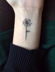 手腕处小巧漂亮的花朵纹身图案