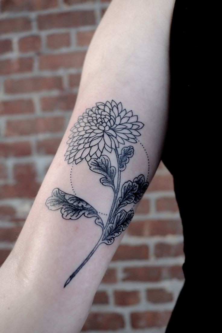 点击大图看下一张：手腕处小巧漂亮的花朵纹身图案图3