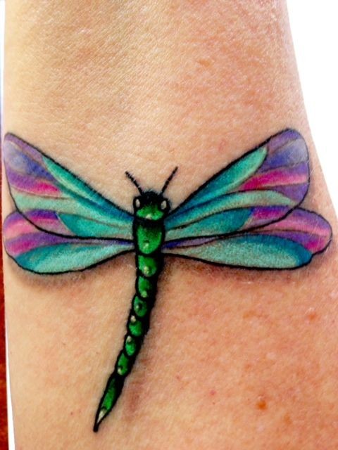点击大图看下一张：女性脚背上的蜻蜓纹身图案图3