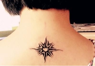 点击大图看下一张:女生背部漂亮的太阳图腾
