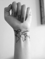 在手腕处纹身地图带你走遍世界各地