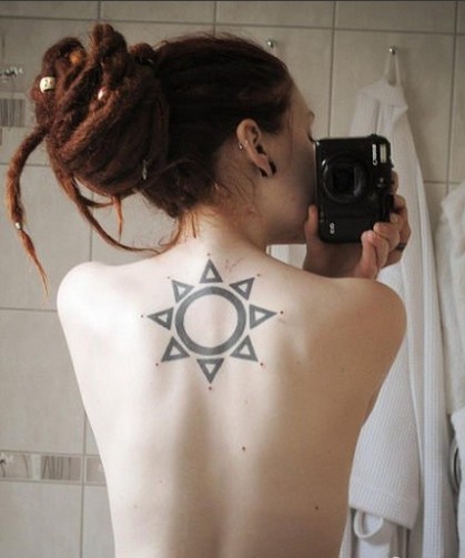 点击大图看下一张：女生背部漂亮的太阳图腾图6