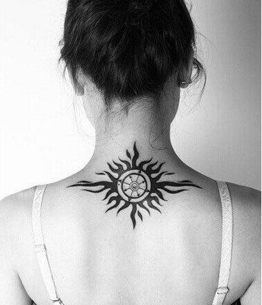 点击大图看下一张：女生背部漂亮的太阳图腾图5