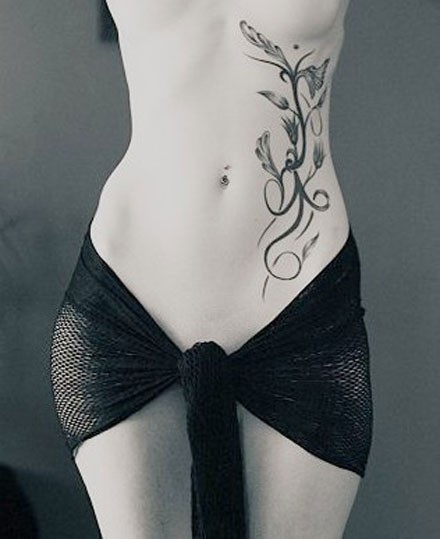 点击大图看下一张：性感女生腰部唯美的刺青图6