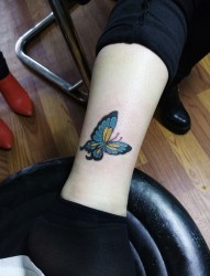 漂亮的蝴蝶女生小腿纹身