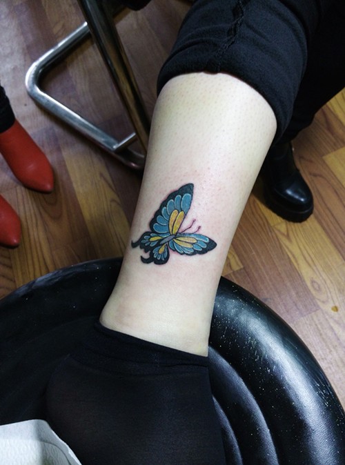 点击大图看下一张：漂亮的蝴蝶女生小腿纹身