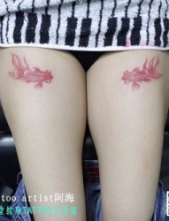 个性经典的金鱼女生大腿纹身