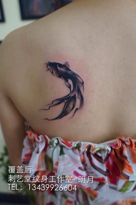 点击大图看下一张：女生后背经典鱼纹身
